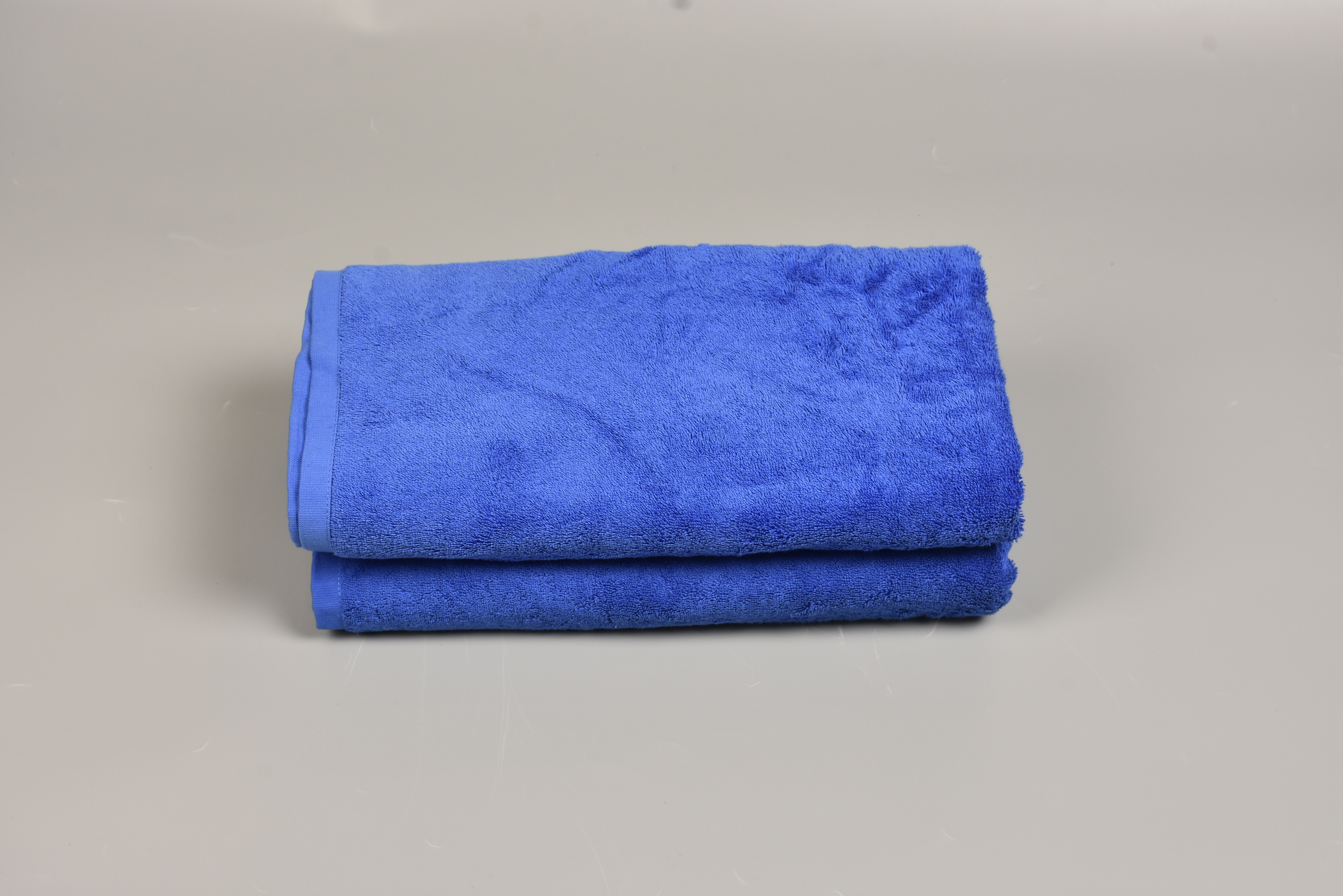 Toallas de baño premium en la habitación de invitados al ingresar