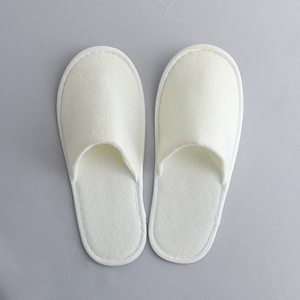 Zapatilla de tela cepillada en hotel